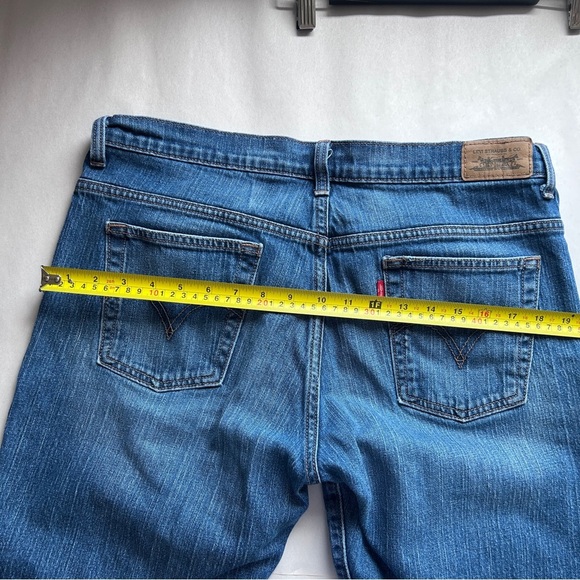 Vintage 2005 Levi’s Denim Women’s Shorts Size 14 11 inch inseam Medium Wash - Picture 9 of 9